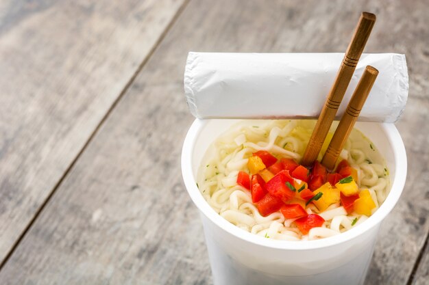 Porti via le tagliatelle con le verdure sulla tavola di legno, copi lo spazio