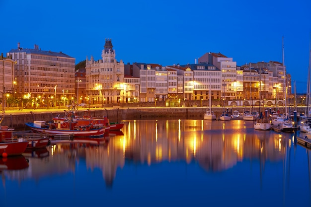 Porticciolo del porto di tramonto di La Coruna in Galizia Spagna