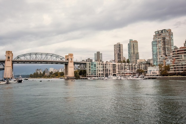 Porticciolo dell'isola di Granville ed edifici residenziali nel centro di Vancouver Canada