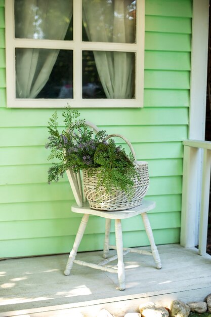 Portico autunnale casa con mobili da giardinoDecorare un patio per il relax