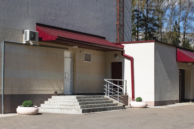 Portico con gradini e primo piano dell'ingresso dell'edificio