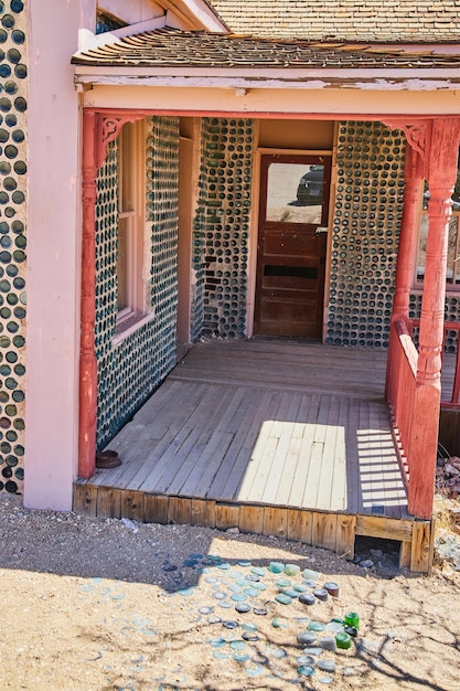 Portico della casa delle bottiglie unica nella città fantasma del deserto