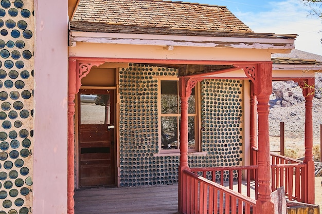 Portico unico della casa con pareti di bottiglie di vetro colorate