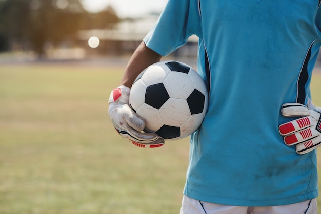 portiere con un pallone da calcio nello stadio