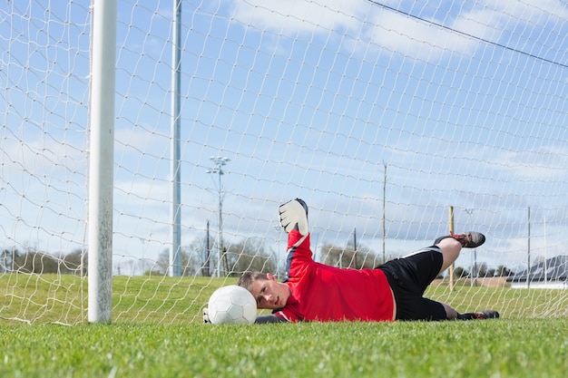 Portiere in rosso facendo un salvataggio