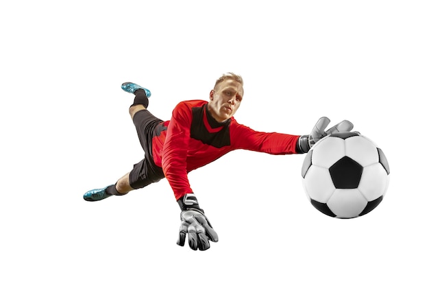 Portiere maschio del calciatore che prende palla nel salto Sagoma di uomo in forma con palla isolato su sfondo bianco studio