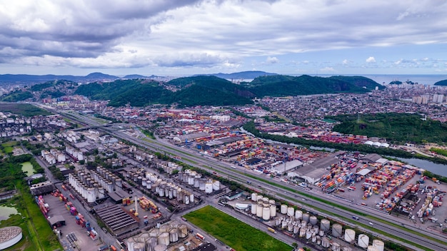 Porto Alemoa a Santos Brasile Zona industriale marittima Contenitori Petrolio e gas Serbatoio e camion