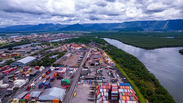 Porto Alemoa a Santos Brasile Zona industriale marittima Contenitori Petrolio e gas Serbatoio e camion