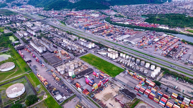 Porto Alemoa a Santos Brasile Zona industriale marittima Contenitori Petrolio e gas Serbatoio e camion