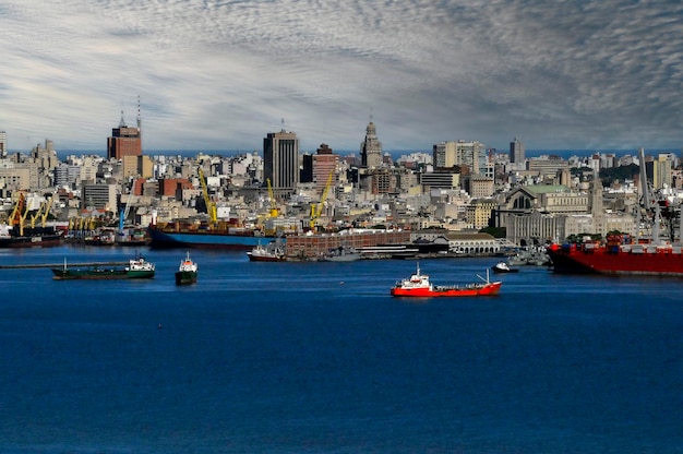 Porto commerciale di montevideo sul rio de la plata