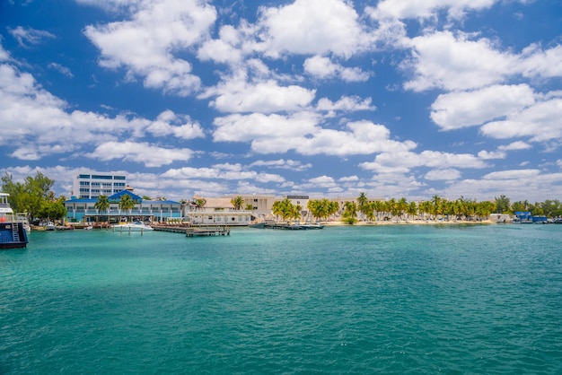 Porto con barche a vela e navi nell'isola di Isla Mujeres nel Mar dei Caraibi Cancun Yucatan Messico