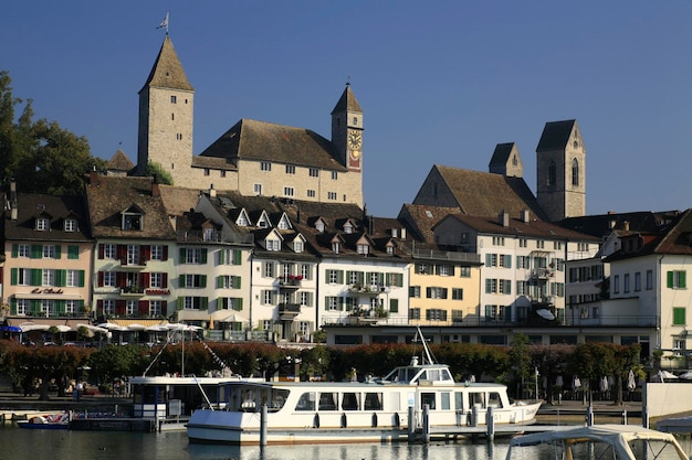 Porto con barche e la collina del castello con il castello Rapperswil San Gallo Svizzera