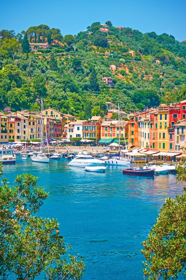 Foto porto con barche e lungomare con case colorate nella città di portofino, liguria, italy