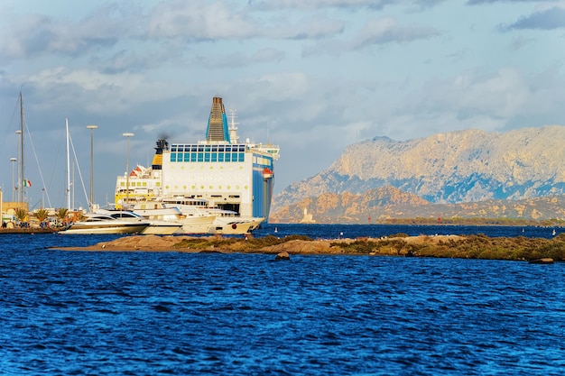 Porto con navi a Olbia di Sardegna, Italia