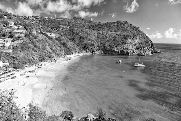 Porto con spiaggia di sabbia mare blu e paesaggio di montagna in gustavia stbarts Vacanze estive sulla spiaggia tropicale Tempo libero ricreativo e relax Concetto Wanderlust e viaggi con l'avventura