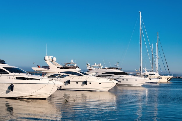 Porto crociere di Bodrum Porto del sud-ovest del Mar Egeo Una vista mozzafiato sugli yacht a vela nel porto