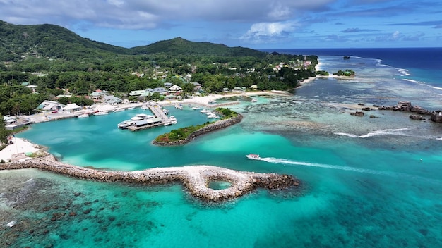 Porto dei traghetti sull'isola di La Digue nelle Seychelles di Victoria