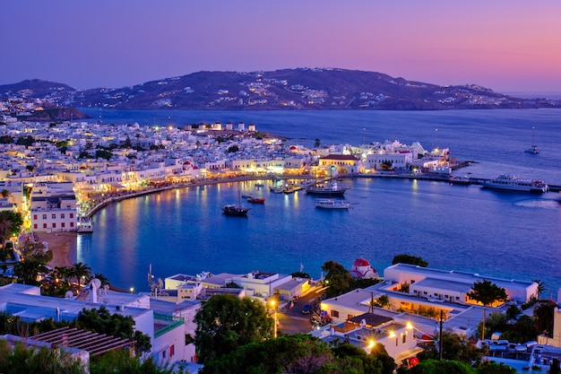 Porto dell'isola di Mykonos con barche, isole Cicladi, Grecia