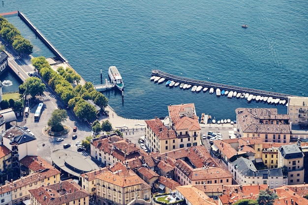 Porto della città di Como e vecchi edifici