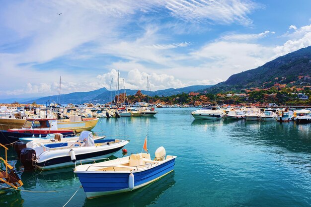 Porto di Cefalù nel Mar Mediterraneo, regione di Palermo, isola della Sicilia in Italia