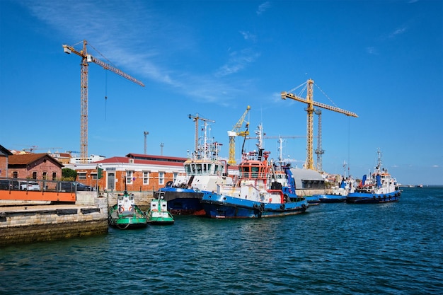 Porto di lisbona con rimorchiatori ormeggiati