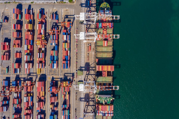 Porto di spedizione e spedizioni di carico e scarico container d'importazione e esportazione in mare aperto internazionale