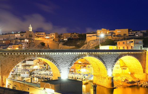 Porto di Vallon des Auffes con il famoso ponte vecchio di Marsiglia di notte in Francia
