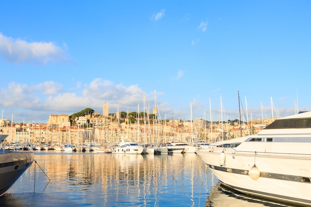 Porto e marina a Cannes, Costa Azzurra, Francia. Barche di lusso.