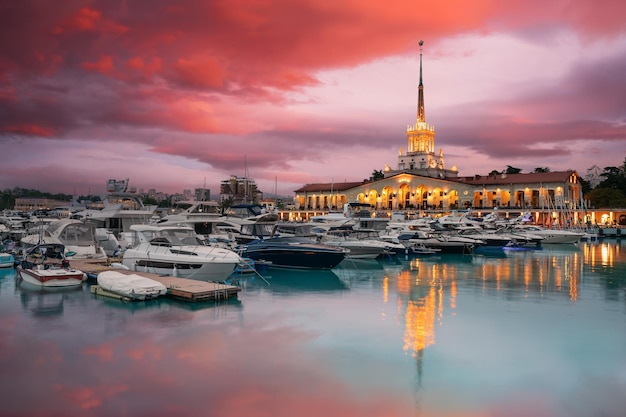 Porto marittimo di Sochi Russia Yacht e barche nella stazione marittima Bellissimo paesaggio urbano al tramonto