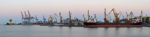 Porto marittimo internazionale di merci con nave mercantile, gru e container o scatole con merci. Spedizione globale, consegna e.