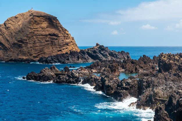 Porto Moniz villaggio costiero antiche piscine naturali in estate Madeira