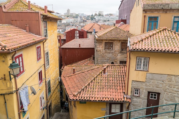 PORTO PORTOGALLO 19 OTTOBRE 2017 Vista su tetti di tegole in argilla rossa di Porto Portogallo