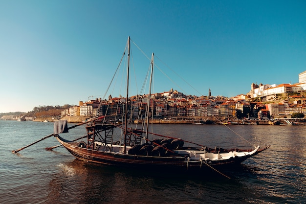 porto vecchie barche iconiche chiamate moliceiros