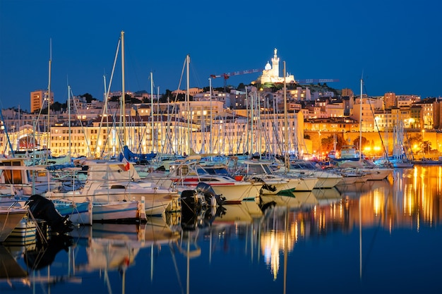 Porto vecchio di Marsiglia nella notte marsiglia francia