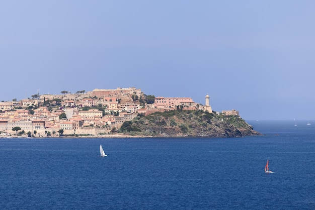 Portoferraio sullo sperone di roccia e Fortezzas Medicea Fortezze Medicee, Isola d'Elba, Italia