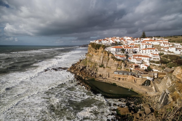 Portogallo Azenhas do Mar villaggio nel comune di Sintra costruito su una scogliera che si affaccia sull'Atlantico