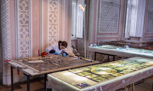 Portogallo Sintra Pena Palace un restauratore che lavora su una finestra di vetro a mosaico originale