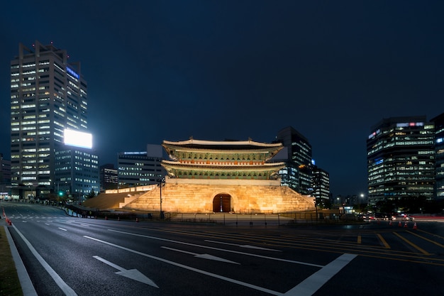 Portone di Namdaemun nella vista dell'orizzonte di zona del distretto aziendale di Seoul dalla via alla notte a Seoul, Corea del Sud. Turismo asiatico, vita di città moderna o concetto di economia e finanza aziendale