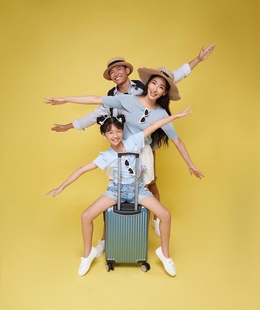 Portrait di una famiglia asiatica felice e divertente in vacanza Padre madre e figlie pronti per il volo di viaggio