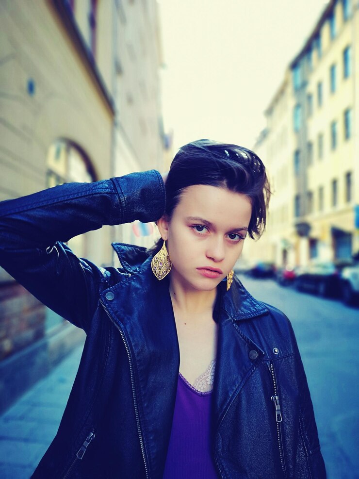 Photo portrait of beautiful young woman with buildings in background