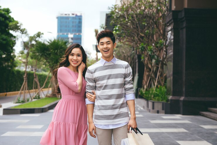 Photo portrait of happy couple with shopping bags after shopping in city