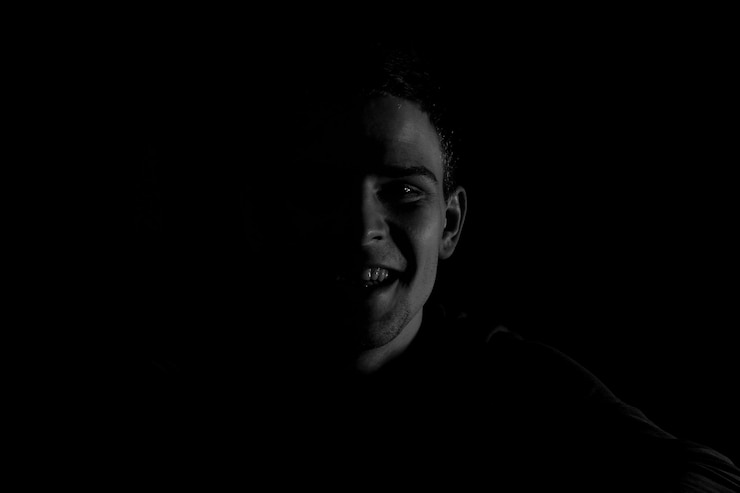 Photo portrait of smiling man against black background