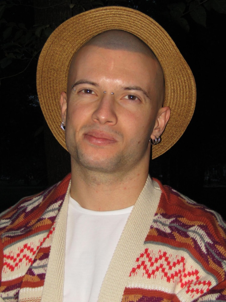Photo portrait of smiling man wearing hat