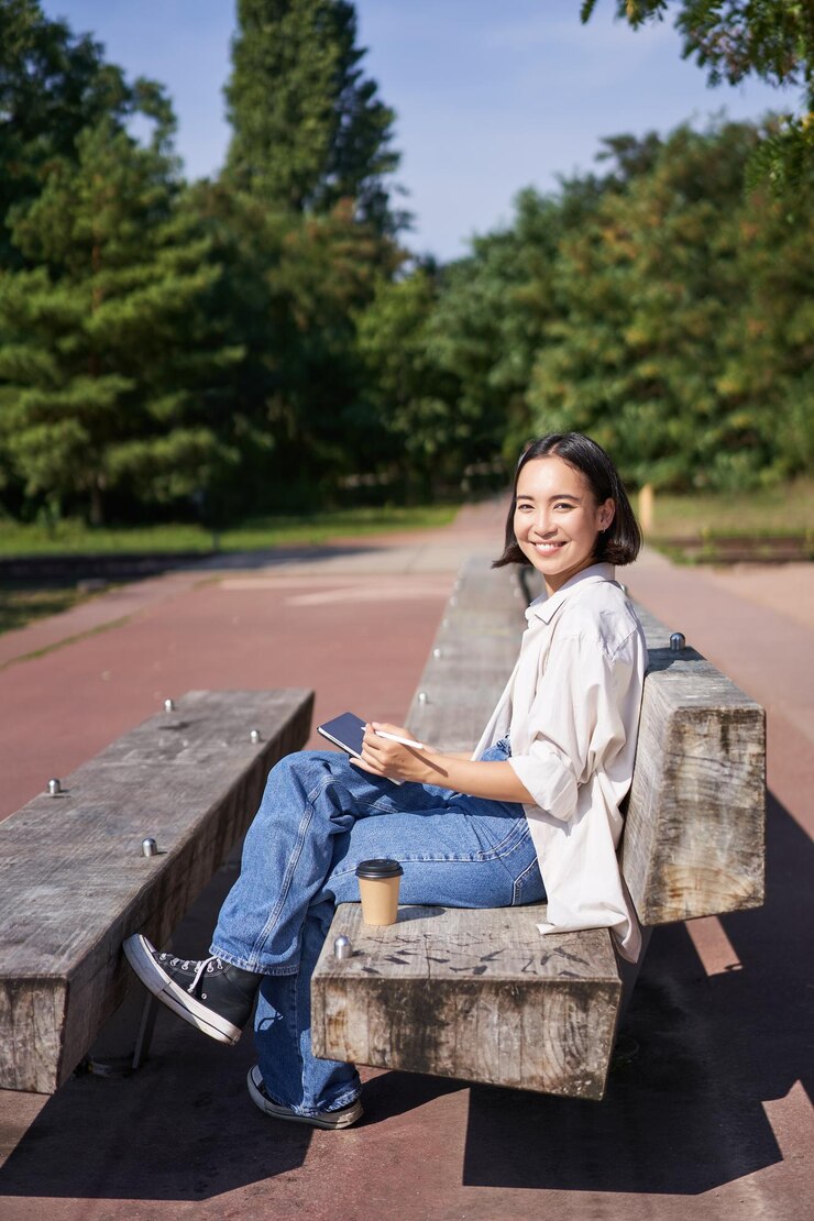 Photo portrait of young woman sitting on bench
