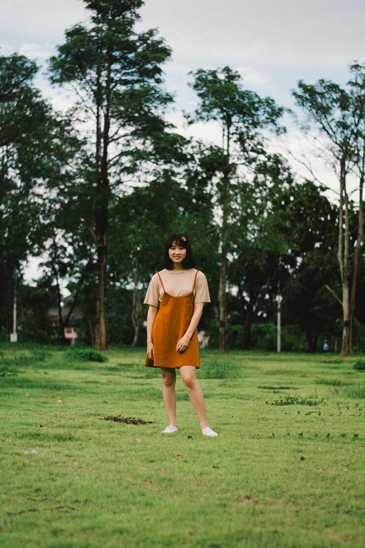 Photo portrait of young woman standing on field against trees