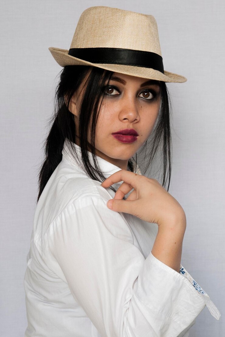 Photo portrait of young woman wearing hat against white background