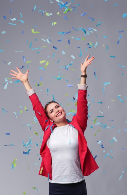 Portreit bella donna felice alla festa con coriandoli Compleanno o Capodanno che celebra il concetto