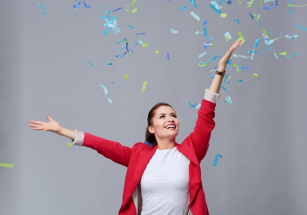 Portreit bella donna felice alla festa con coriandoli Compleanno o Capodanno che celebra il concetto