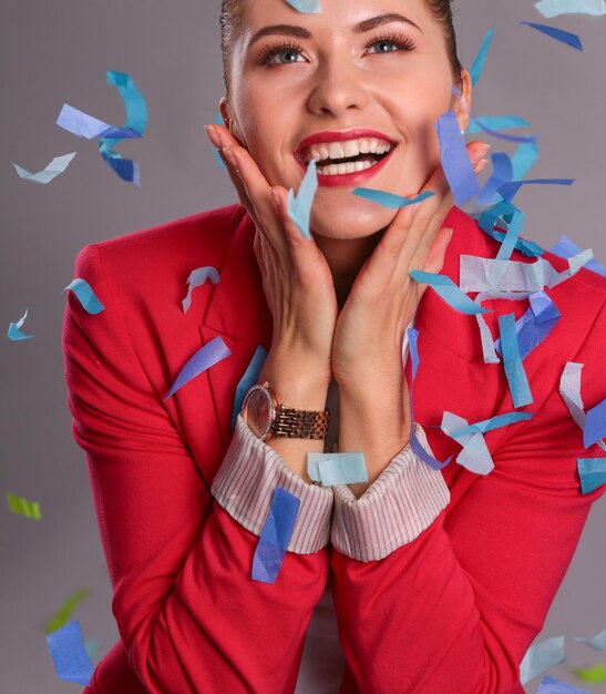 Portreit bella donna felice alla festa con coriandoli Compleanno o Capodanno che celebra il concetto