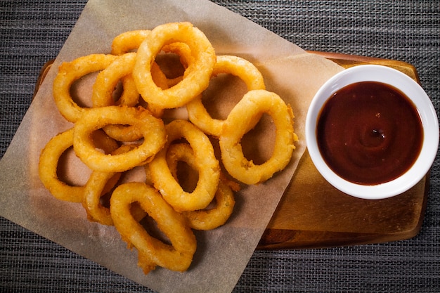 Porzione di anelli di cipolla con ketchup